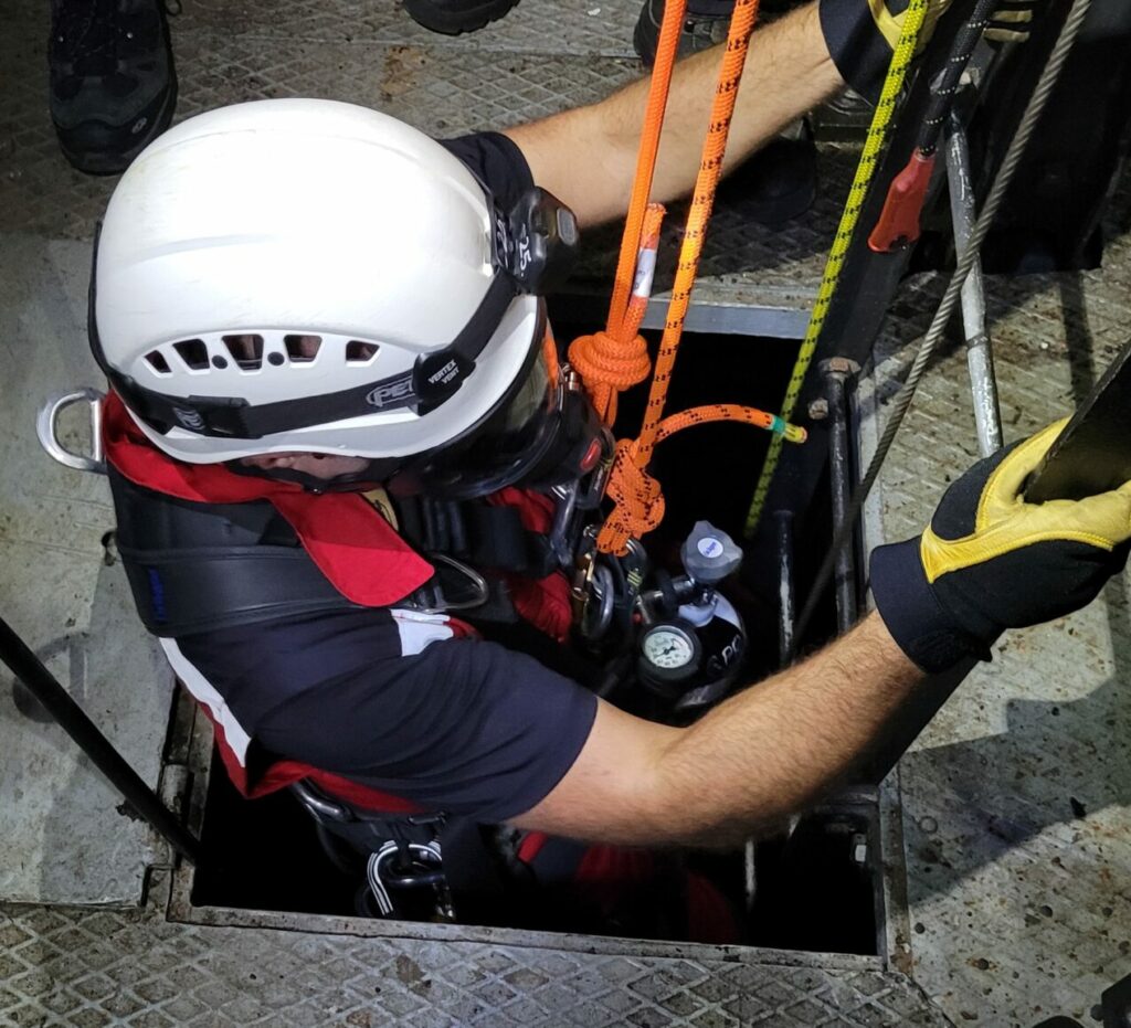 ratownik w aparacie Ratownik w aparacie oddechowym na ćwiczeniach w przestrzeni zamkniętej