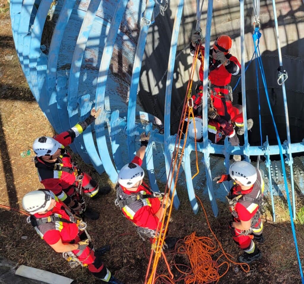grupa ratownictwa wysokościowego grupa ratownicza na ćwiczeniach wysokościowych