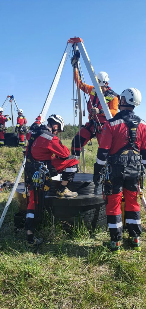 ratownicy wysokościowi przy trójnogu