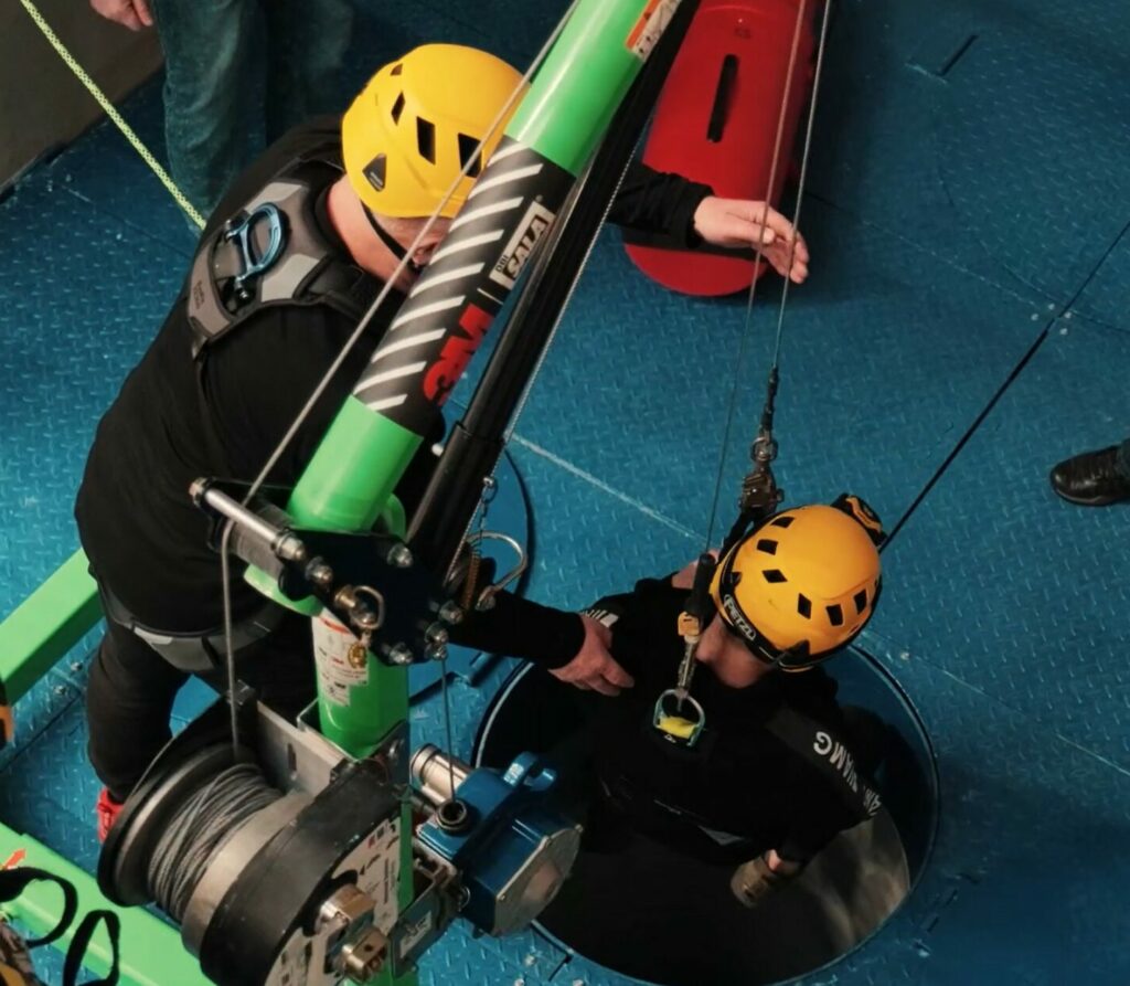 Pracownik opuszczany na wyciągarce Pracownik opuszczany na wyciągarce do przestrzeni zamkniętej