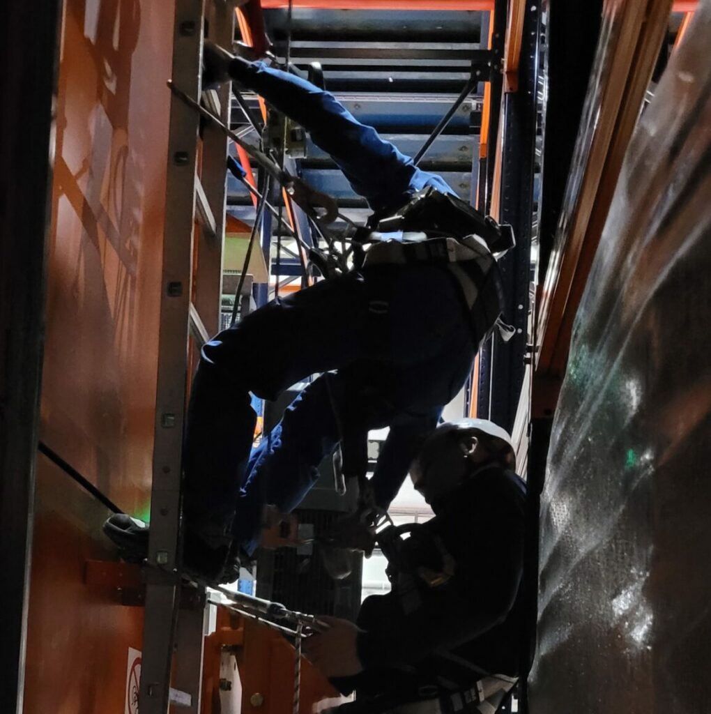 ewakuacja z drabiny Pracownik ewakuuje drugiego pracownika z drabiny za pomocą urządzenia r550