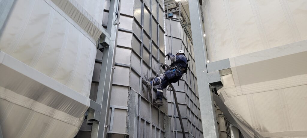 Praca w dostępie linowym Szkolenia wysokościowe, pracownik na linach
