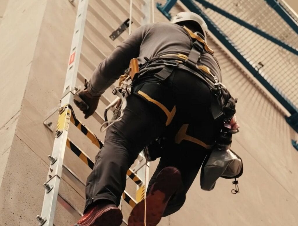 szkolenie do pracy na wysokości, pracownik na drabinie szkolenie do pracy na wysokości, pracownik na drabinie